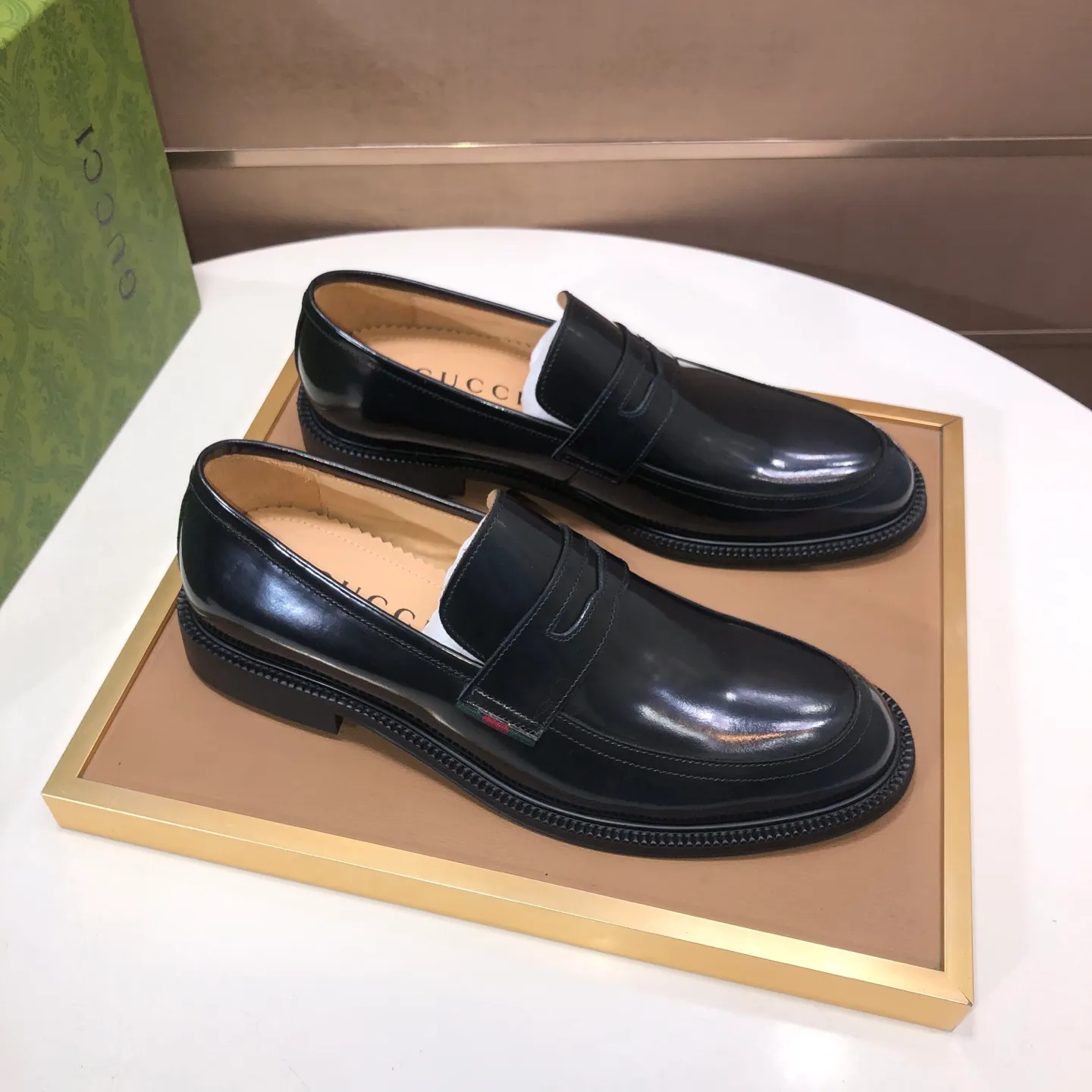 Factory batch 500💰Italy’s top luxury men’s shoe giant (GUCCI) (Gucci) (full cowhide lining) new arrival🍃Original European style🔰 Pleasant to the eye😍In order to make the shoes more durable and non-deformable🌀The production continues to follow traditional methods but there is still no lack of innovation💪The original sheepskin is selected for the leather♻️Smooth, natural and extra bright⭐Made of imported cowhide The rich man’s first choice 38-45 (45 customized)